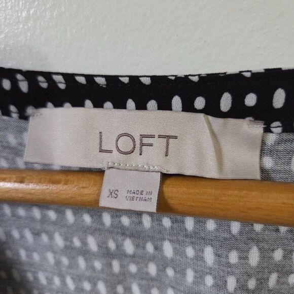 EUC LOFT LOOSE FITTING SPLIT V NECK DOTTED TOP SIZE XS / S - Picture 12 of 14